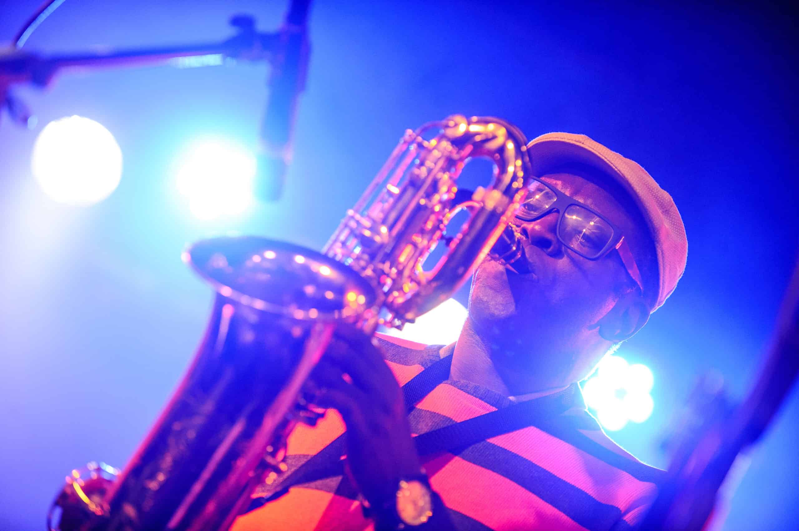 Rachid Manou sur scène jouant du saxophone